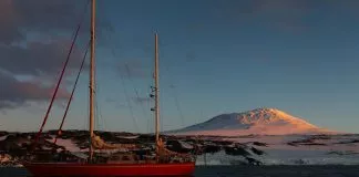 Selma Expeditions – „Grupa górska” – kpt. Piotr Kużnuiar z 5-cioma śmiałkami – w drodze na szczyt wulkanu Erebus, ok. 3,800 m n.p.m.